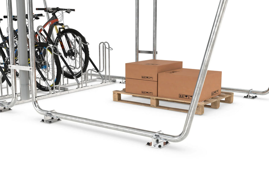 Detailansicht einer Metall-Überdachung mit Fahrradständer und Paketen auf Palette