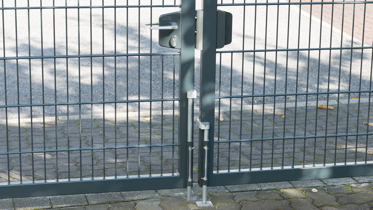 Zweiflügeliges Tor mit Torfeststeller am Standflügel, Anwendungsbeispiel