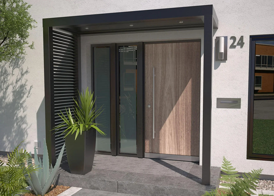 Vordach Platin mit Seitenteil aus Aluminium-Quersprossen an Hauseingang mit Holzhaustür