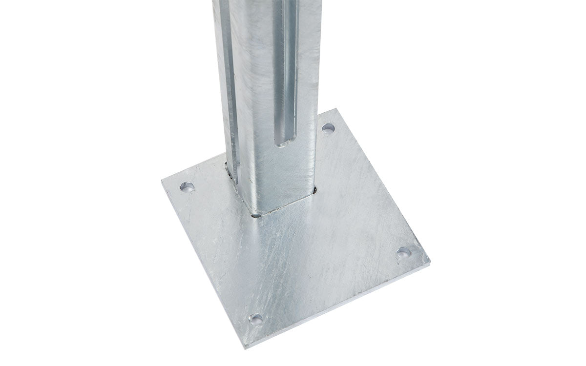 Torpfosten 80 x 80 mm auf der aufgedübelten Fußplatte montiert