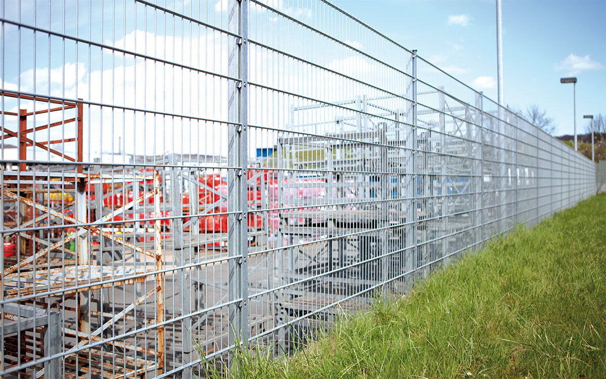 Verzinkter Doppelstabmattenzaun mit Zaunpfosten Typ A als Absperrung auf einer Baustelle