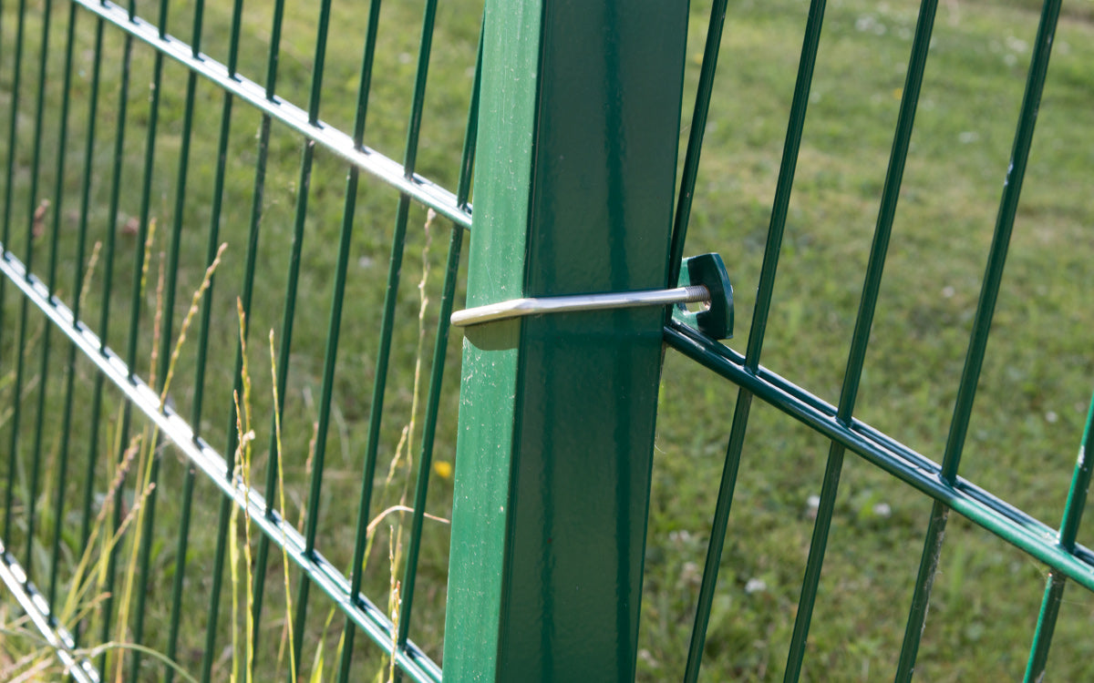Zaunpfosten Typ U in Moosgrün RAL 6005 mit Edelstahl-U-Bügel, Detailansicht