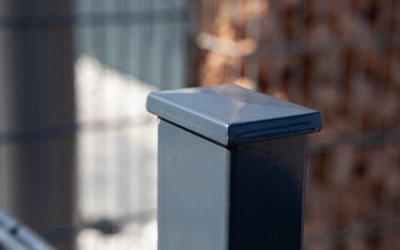 Zaunpfosten mit flacher Aluminiumkappe am Doppelstabmattenzaun