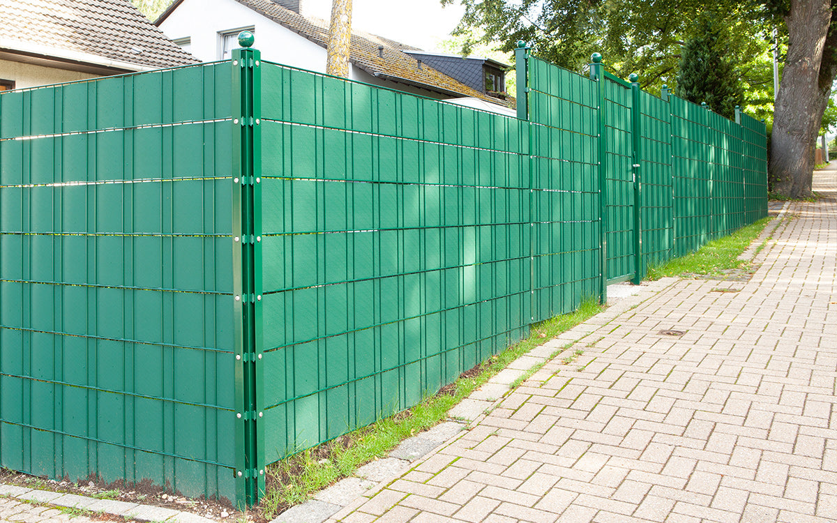 Eck-Zaunpfosten Typ QAE in Moosgrün RAL 6005 an einem Zaun mit Sichtschutzstreifen