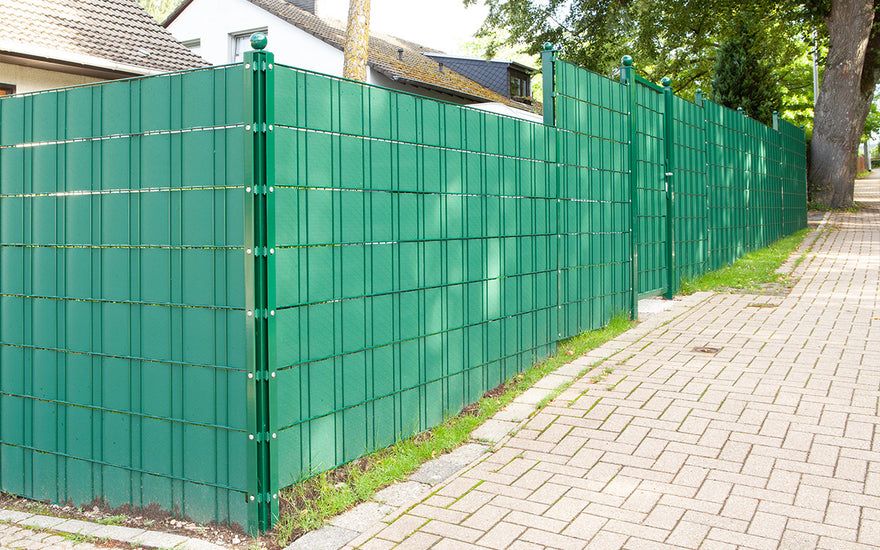 Eck-Zaunpfosten Typ QAE in Moosgrün RAL 6005 an einem Zaun mit Sichtschutzstreifen