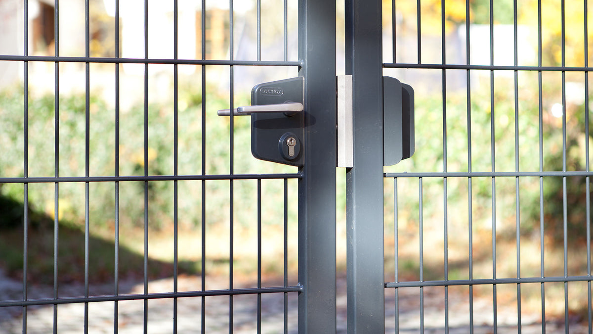 Zweiflügeliges Tor VARIO trend mit Locinox-Schloss, Anwendungsbeispiel